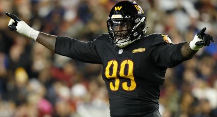 Defensivo de Commanders de Washington golpea en la cara a un árbitro en pleno partido