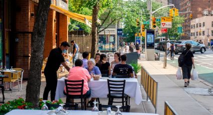 Empleados de Nueva York piden elevar a 30 dólares el salario mínimo de los meseros