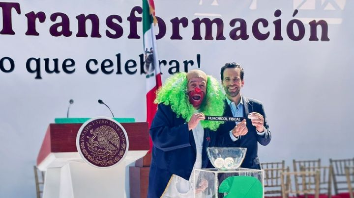 Brozo y Loret regresan al Zócalo capitalino para constatar que el furioso bloque negro que ataca en las manifestaciones se vuelve el dócil bloque guinda que aplaude en los aniversarios. En México no hay nada que celebrar