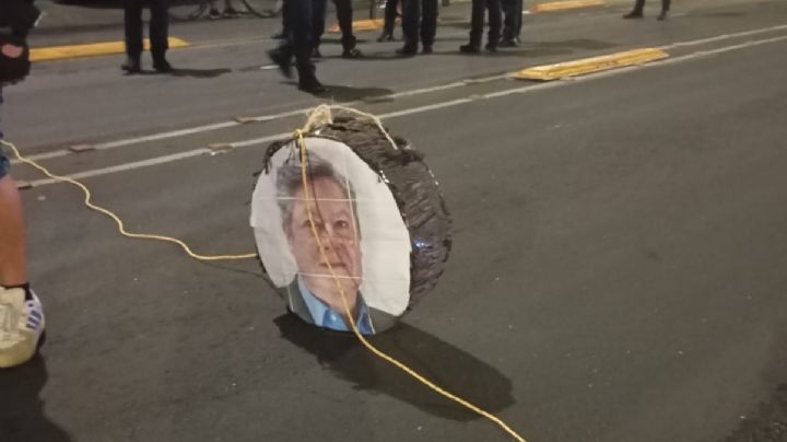 Boicotean posada de la Semovi: ciclistas llegan con piñata y exigen encuentro con el titular