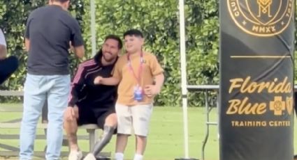 Messi regala momento mágico a un niño que recorre toda la cancha para tomarse una foto con él y regresa feliz con su ‘recompensa’
