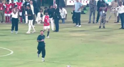 ¡Terribles pases a Messi! Un ministro en jefe de la India le regresó el balón tan mal al astro argentino que lo hizo correr y sonreír