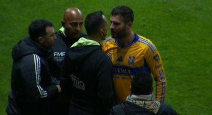 Calientito: André-Pierre Gignac encara al árbitro Luis Enrique Santander al medio tiempo de la Final Toluca-Tigres