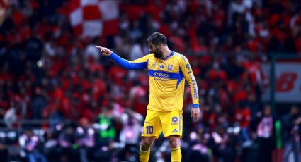 Reprobable: André-Pierre Gignac es agredido por un aficionado del Toluca al pie de la banca de Tigres