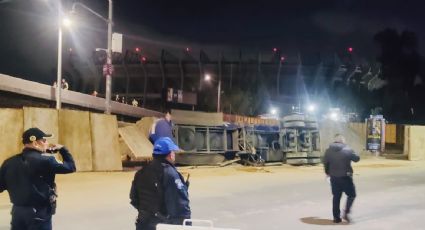 Se reporta la volcadura de una pipa de gasolina en obras realizadas en inmediaciones del Estadio Azteca