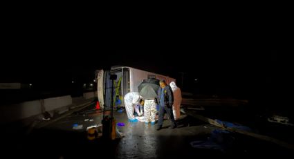 Mueren ocho personas y 16 resultan heridos en la volcadura de camión de transporte público en Apodaca