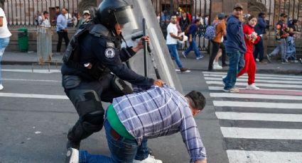 Investigan a policía por agredir a joven que irrumpió en Palacio de Gobierno de Michoacán en marcha tras asesinato de Carlos Manzo