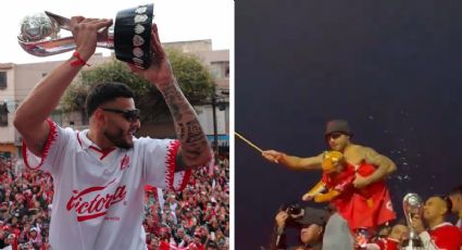 Alexis Vega muestra un tigre de peluche con camiseta del Toluca en el desfile por el bicampeonato de los Diablos