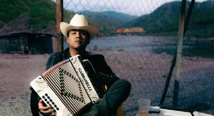 El cantante Alemi Bustos interpreta "narcocorrido" en Coalcomán, pese a que están prohibidos en Michoacán