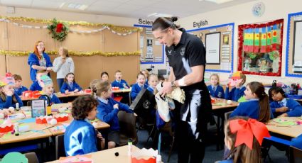 El futbolista Jack Grealish sorprende a un niño que perdió a su padre y tiene a su madre enferma de cáncer al invitarlo a ser la mascota del Everton ante Arsenal