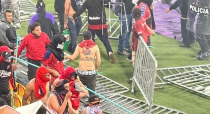 Terrible: aficionados invaden la cancha, lanzan bengalas y provocan pelea en la Final de la Copa Colombia que deja más de 50 heridos