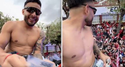 "Los humilló": Alexis Vega es criticado en redes sociales por lanzar billetes a los aficionados durante el desfile de Campeón del Toluca