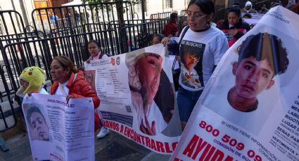 Familiares de Jeshua Cisneros y de otros desaparecidos en Edomex protestan en las inmediaciones de Palacio Nacional