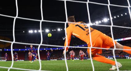 'A lo Chicharito': Robert Lewandowski falla penalti con el Barcelona y el balón se va 'a las nubes'