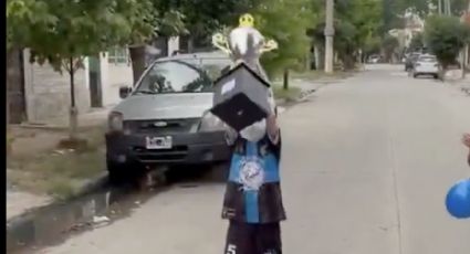 ¡Emotivo gesto! Equipo infantil de futbol lleva el trofeo de campeón a la casa de su compañero que dejó de jugar porque enfermó de cáncer y celebran juntos