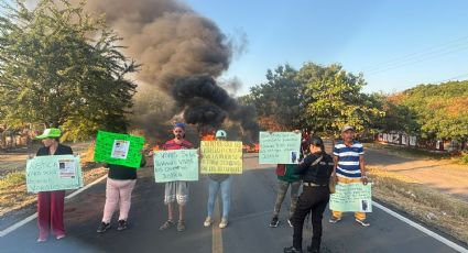Habitantes de Buenavista, Michoacán, bloquean carretera federal por desaparición de cuatro personas