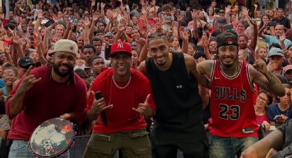 ¡Golazo de amor! Raphinha, estrella del Barcelona, vuelve a su barrio en Brasil y regala ropa y comida a gente necesitada para celebrar la Navidad