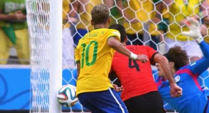 La FIFA recuerda la atajada de Memo Ochoa a Neymar en Brasil 2014 y el arquero mexicano contesta con emoji de ‘a la orden’