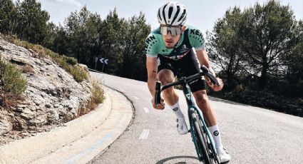 Ciclista que fue despedido tras grabarse invadiendo el carril contrario en un entrenamiento pide perdón: “Sonrío, pero me da vergüenza”