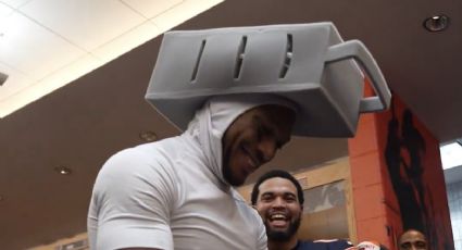 Empresario triunfa al lanzar un gorro con forma de rallador de queso que usaron jugadores de los Bears para celebrar su victoria sobre los Packers