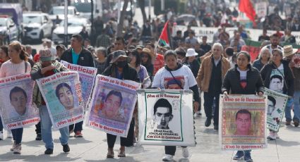 Familias de los 43 de Ayotzinapa marchan a la Basílica de Guadalupe, 136 meses después de su desaparición