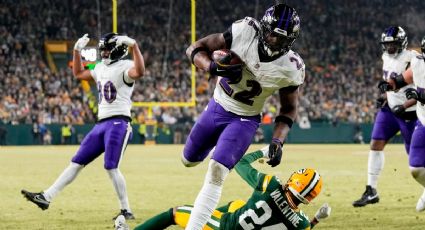 Derrick Henry, corredor de los Ravens, logra cuatro anotaciones y comanda el triunfo ante los Packers para seguir aspirando a playoffs