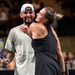 Nick Kyrgios gana ‘la batalla de los sexos’ ante Aryna Sabalenka: el partido desata críticas porque la cancha de la bielorrusa era más pequeña