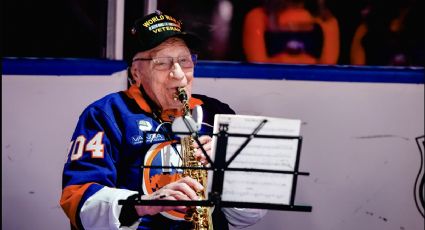¡Magistral! Veterano de la Segunda Guerra Mundial, de 104 años, interpreta con saxofón el himno de Estados Unidos en un partido de hockey
