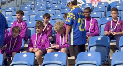 Niños de 10 años de la Academia del Barcelona firman autógrafos a otros pequeños como si fueran súper estrellas