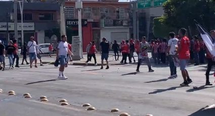 ¡Violencia en un partido amistoso! Aficionados de Chivas e Irapuato se enfrentan a botellazos y golpes afuera del Estadio Sergio León Chávez