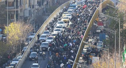 Inflación y desplome de la moneda provocan protestas en Irán; titular del Banco Central renuncia