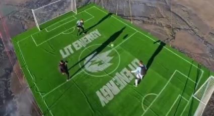¡Futbol en las nubes! Atleta ruso y su equipo juegan un partido a mil 800 metros de altura en una cancha sostenida por globos aerostáticos