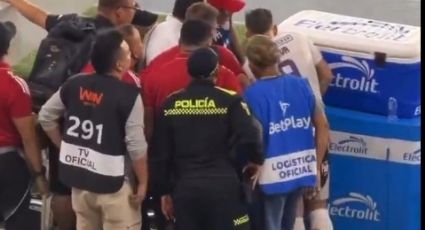 ¡Afirmativo, pareja! Policía revisa jugada en el VAR y celebra gol agónico para el triunfo de su equipo en el futbol colombiano
