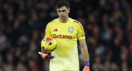 'Dibu' Martínez, polémico portero de Argentina, comete un 'oso', es goleado y tiene altercado con los fans del Arsenal que se burlaron de él