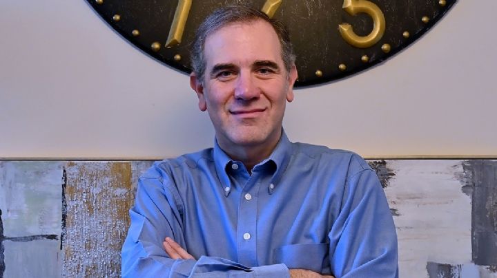 En opinión de Lorenzo Córdova: El autoritarismo busca por naturaleza reescribir la historia, pero son evidenciados