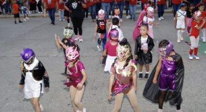 Niños de preescolar en Oaxaca cautivan con coreografía dedicada a la lucha libre caracterizados de rudos y técnicos