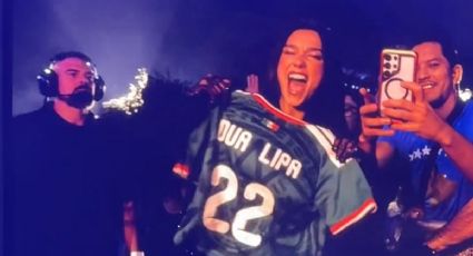 La cantante Dua Lipa posa con la playera de la Selección Nacional en uno de sus conciertos en la CDMX: “Hermana, ya eres mexicana”