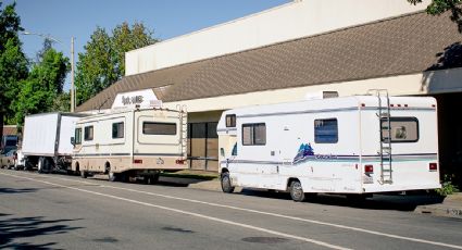 Patrulla fronteriza de Texas detiene a 43 migrantes hacinados en casa rodante, entre ellos mexicanos