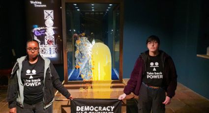 Detienen a cuatro personas por arrojar comida a vitrina con joyas de la Corona en la Torre de Londres