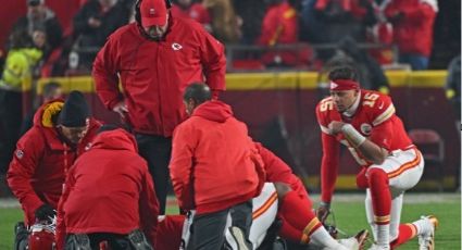 Mahomes se hinca para rezar por su compañero Wanya Morris tras sufrir desgarradora lesión de rodilla