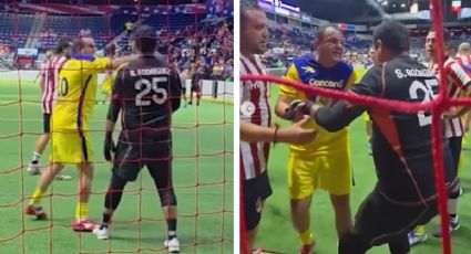 Cuauhtémoc Blanco agrede con golpe en la cara al portero rival durante un partido de leyendas entre América y Chivas