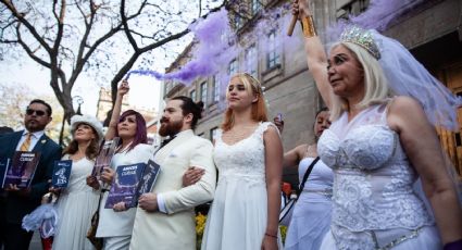 Mujeres vestidas de novia protestan contra la violencia vicaria frente a la Suprema Corte