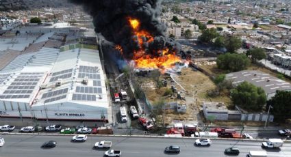 Fuerte incendio en predio de San Luis Potosí provoca la evacuación de dos escuelas