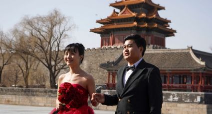 China propone reducir la edad legal de matrimonio a 18 años y eliminar límite de hijos