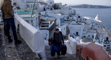 La mayoría de habitantes abandona la isla griega de Santorini por temor tras una ola de sismos