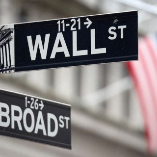 Wall Street cierra mixto mientras el petróleo se desploma casi 12% por tensiones en Medio Oriente