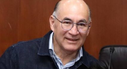 Graban al hijo del alcalde de San Luis Potosí junto a otros hombres pateando a una persona afuera de un bar