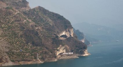 Un acantilado con forma de perro descansando junto al río Yangtsé causa sensación en China