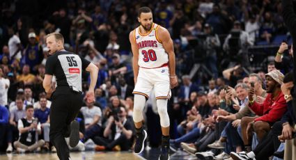 ¡Impresionante! Stephen Curry complace a aficionados de Warriors y mete una canasta de lado a lado de la duela