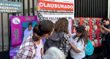 Colectivos de familiares de desaparecidos clausuran simbólicamente una de las puertas del Senado